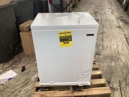 Magic Chef 5.0 cu. ft. Chest Freezer in White - Dented - Lot 100