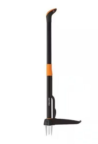 Fiskars Stand up 4 Claw Garden Weeder with 34in Handle  - Lot 426