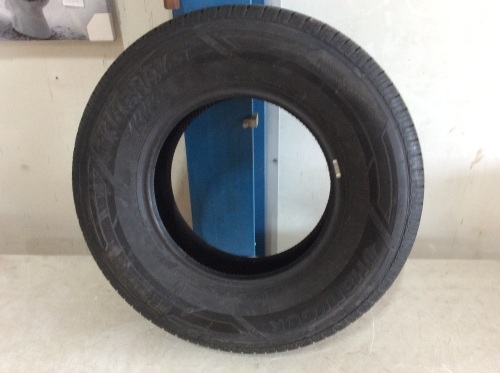 Hankook 215/75R14 100 T Tire - Lot 847