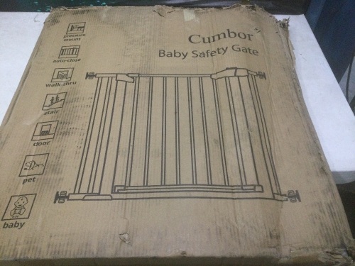 Cumbor 40.6" Auto Close Baby Safety Gate - Lot 1055