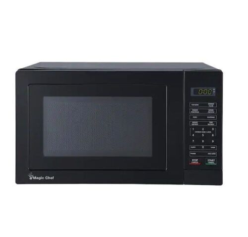 Magic Chef 0.7 cu. ft. 700-Watt Countertop Microwave in Black  - Lot 545