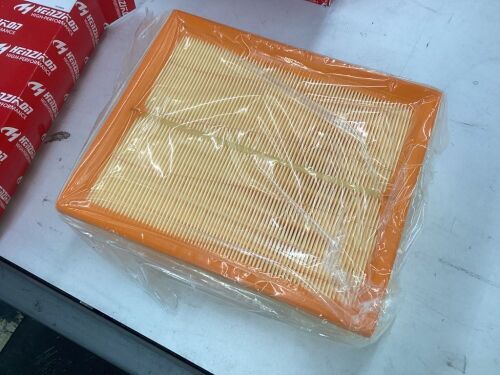 Lot of (4) Engine Air Filter for Land Rover Discovery II - Lot 757