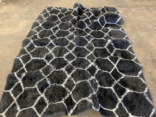 Black and white rug  - Lot 1608