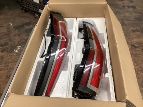 YUANZHENG Full LED Tail Lights Assembly for GMC Yukon 2015-2018 - Some Scratches - Lot 434