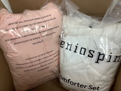 Pink and White Bed Comforter Set (Unknown Size) - Lot 2609