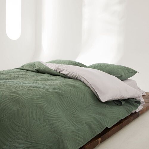 Slashop Pet Hair Repellent Quilt & 2 Pillowcases, King  - Lot 198
