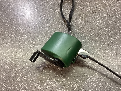 Lot of 10 hand crank chargers with usb port - Lot 88