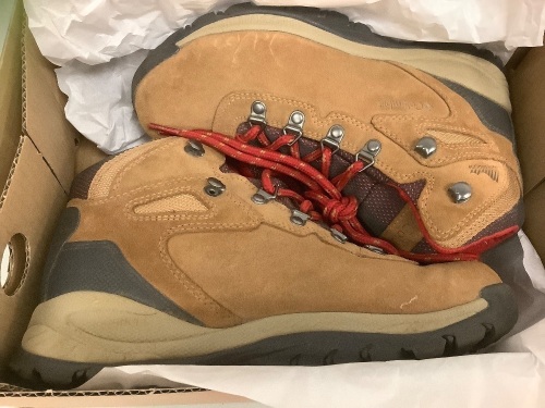 Columbia Womens Newton Ridge Boots, Size 7, Appears New - Lot 58