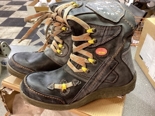 Ma eyes hand stitched boots size 81/2 - Lot 372
