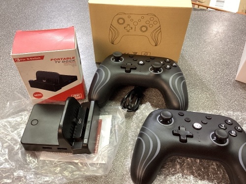 Switch tv docking station and 2 controllers compatible with switch/ lite - Lot 374