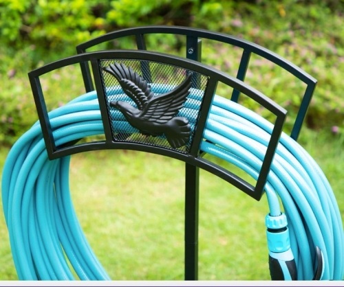 Amagabeli Garden Hose Holder Stand Water Hose Hanger Free Standing Sturdy Heavy Duty Free Standing Metal  - Lot 230