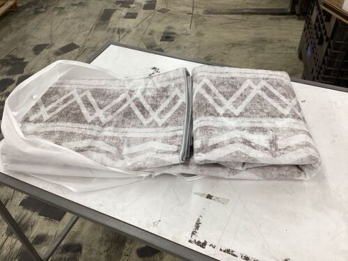 MontVoo Area Rug, Approx 8' x 10'  - Lot 261