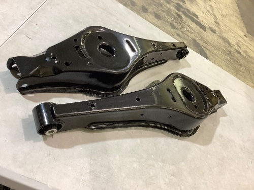 Rear Control Arm 2 pc unknown vehicle  - Lot 462
