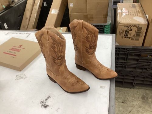 Women's Wide Calf Western Boots, Size 41  - Lot 706