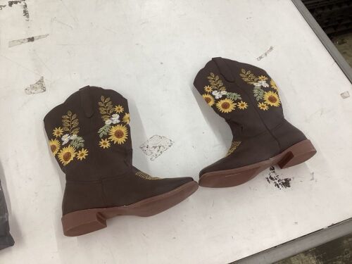 Embroidered Western Boots, Size 41  - Lot 539