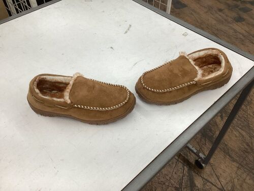 Moccasin Slippers, Size 12 - Lot 342