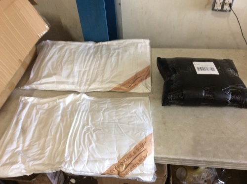 Lot of (2) White Pillows, 2 Pack   - Lot 125