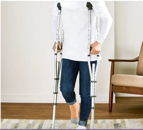 Universal Crutches 4' 7"-6'7" - Lot 422