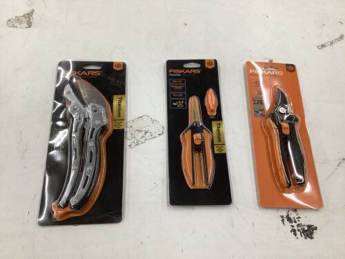 Lot of (3) Fiskars Garden Tools  - Lot 385