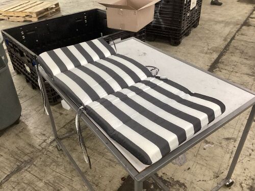 Patio Chair Cushion 46" x 21" x 3"  - Lot 519