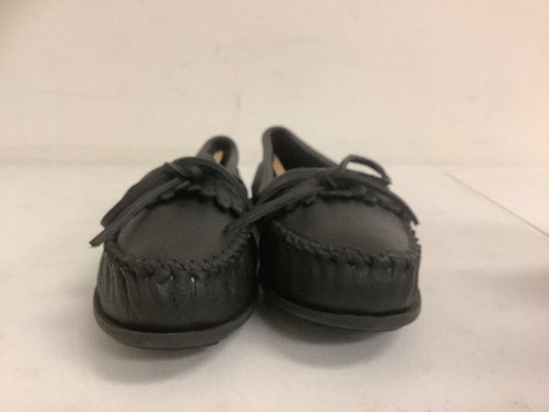 Minnetonka Womens Shoes, 8.5, Appears new, Sold as is - Lot 53