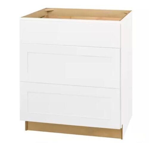 Hampton Bay Avondale 30 in. W x 24 in. D x 34.5 in. H Ready to Assemble Plywood Shaker Drawer Base Kitchen Cabinet in Alpine White  - Lot 357