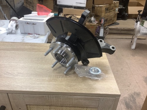 Front left steering knuckle for unknown vehicle - Lot 589