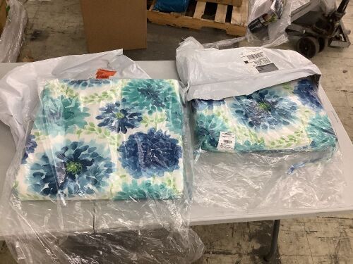 Lot of (2) Sorra Home 19 in. x 19 in. x 2.5 in. Patio Chair Cushion in Gardenia Seaglass  - Lot 642