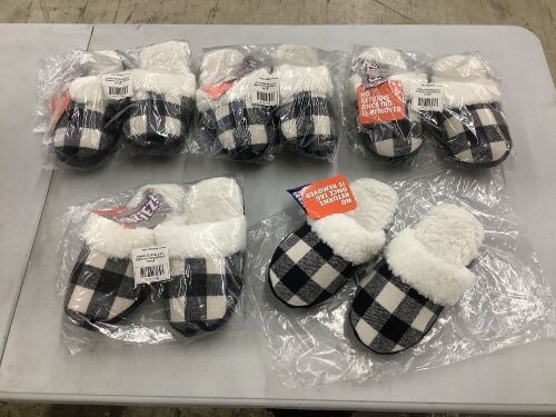 Lot of (5) Funziez! Fuzzy Buffalo Plaid Slippers, Small - Lot 271