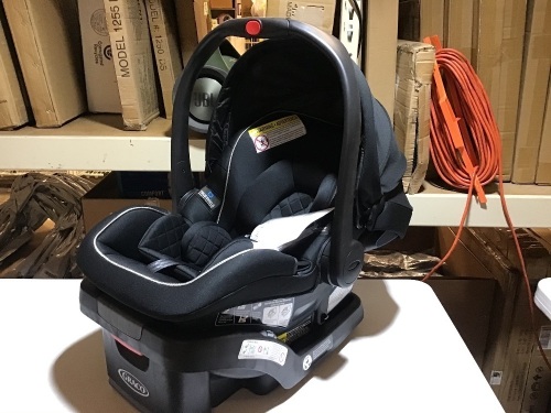 Graco SnugRide SnugLock 35 LX Infant Car Seat. Appears New - Lot 239