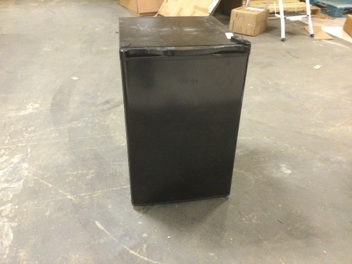 Hisense 2.7-cu ft Freestanding Mini Fridge. Works. No Shelves - Lot 611