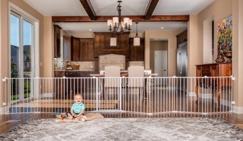 Regalo 192-Inch Super Wide Adjustable Baby Gate and Play Yard. Appears New. E-Commerce Return - Lot 651
