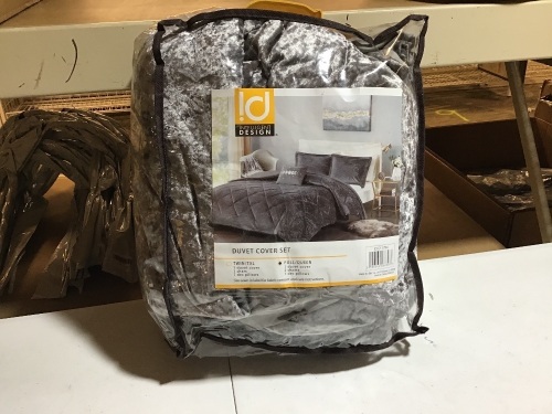 Alyssa Velvet Duvet Cover Set, Full/Queen. E-Commerce Return - Lot 698