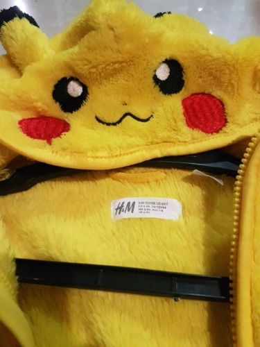 Pokemon pikachu hoodie h&mXL - Lot 247
