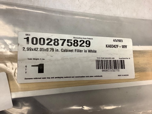 2.99x42.05x0.79" cabinet filler in white - Lot 379