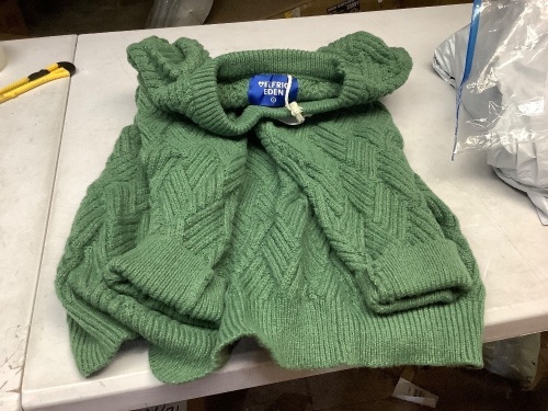 Aelfric Eden green cable knit pull over sweater sixe large - Lot 411