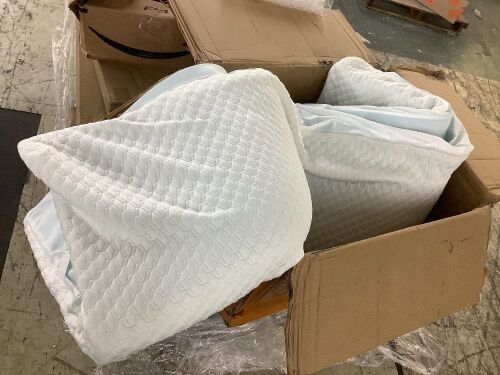 Mattress Pad, 75" x 39" x 3"  - Lot 625