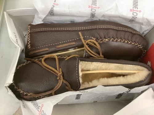 Minnetonka Mens Moose Slipper, Size 8, Appears New - Lot 124