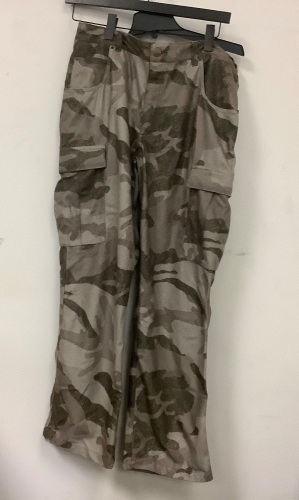 Mens Camo Pants, 34Reg, Appears New, Sold as is - Lot 325