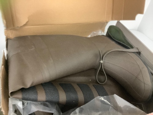 Rubber Hip Wader, 12M, E-Commerce Return, Sold as is - Lot 367