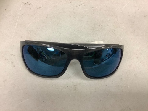 Sunglasses Hut Sunglasses, Appears New, Sold as is - Lot 314