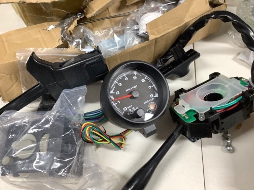 Box of misc. auto parts - Lot 149