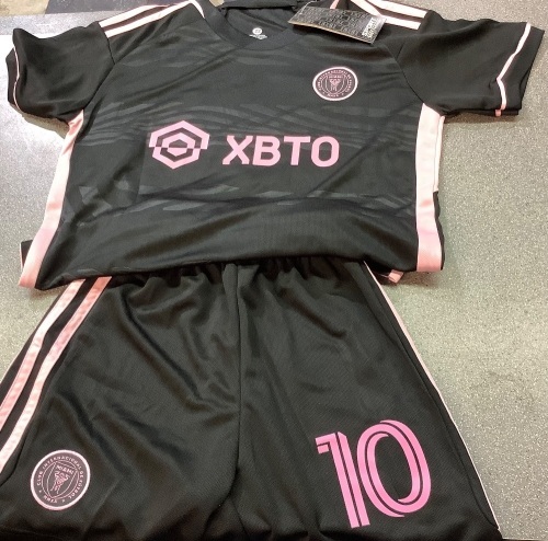 Messi Intermiami Away Jersy and Shorts with Sewn Patches. ADULT size Medium - Lot 92b