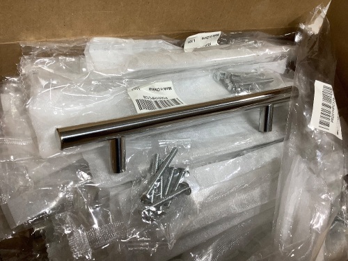Box of cabinet pulls - Lot 239