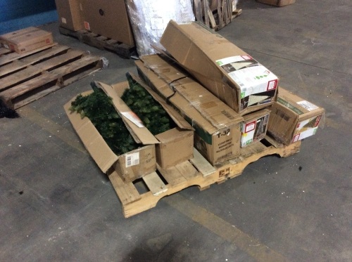 Lot of E-Comm Return Christmas Trees - Lot 785