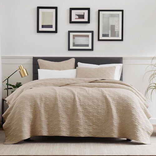 Oversized Lightweight Bedspread Coverlet with Pillow Shams, California King  - Lot 222