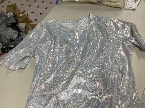 Ladies size medium silver top - Lot 102