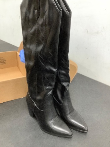 Womens Cowgirl Boots Size 7.5 - Lot 209