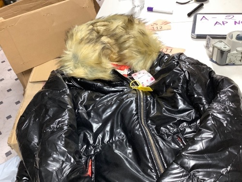Womens fur trim zip front coat-medium - Lot 111