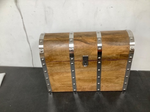 Treasure Chest With Lock and Key - Lot 843